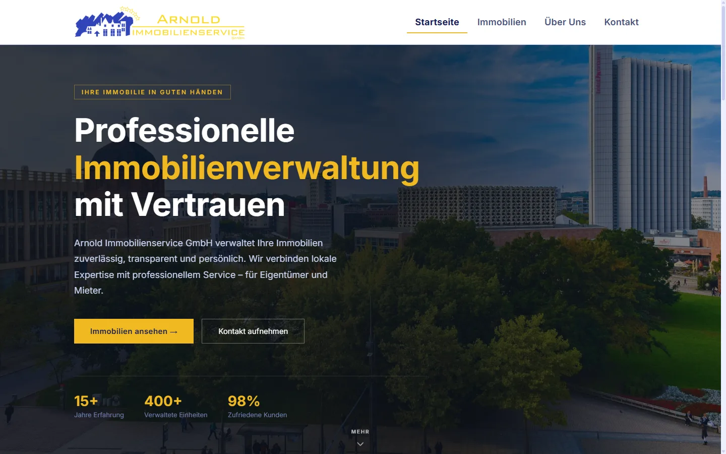 Startseite der Website von Arnold Immobilienservice aus Chemnitz mit Stadtansicht im Kopfbereich